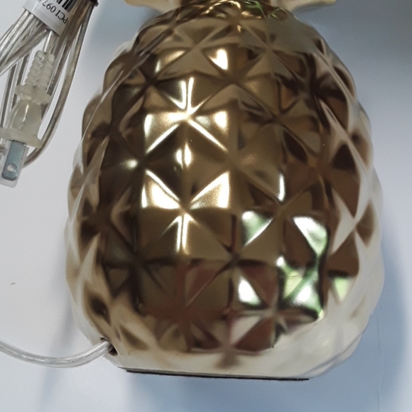 LAST ONE!! LOWEST PRICE!! Pineapple Table Lamp - Picture 3 of 4